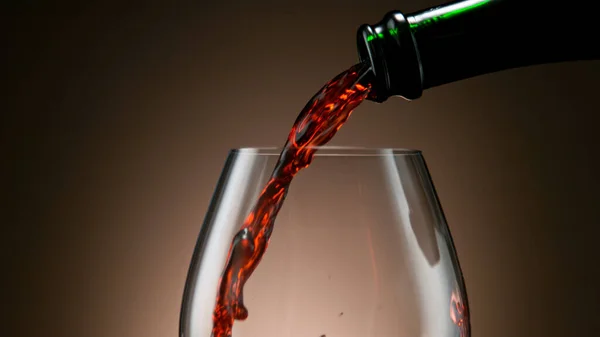 Detalj Skott av hälla rött vin från flaska — Stockfoto