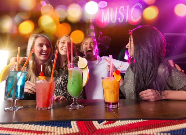 Fiatalok ünneplik a partit, isznak a bárban. — Stock Fotó