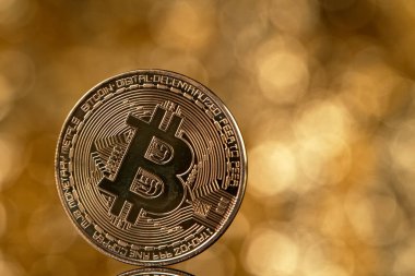 Altın arka planda Bitcoin. Çevrimiçi ödeme teknolojisi