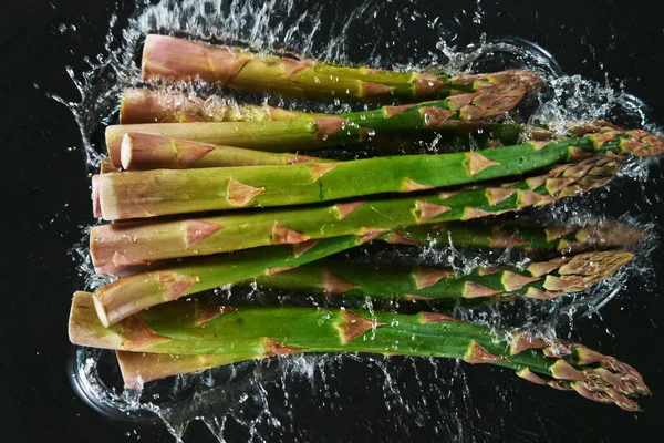 新鲜收获的芦笋坠落，冲撞时溅出水花 — 图库照片