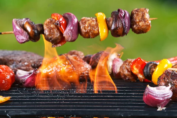 Heerlijke spies vallen neer op een barbecue — Stockfoto