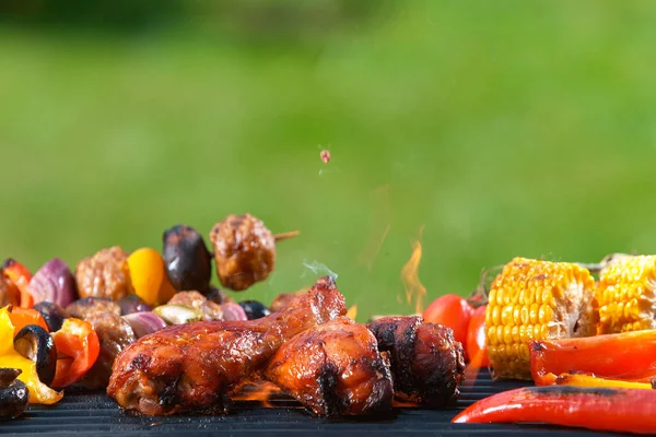 Heerlijke gegrilde kippenpoten op een barbecue — Stockfoto