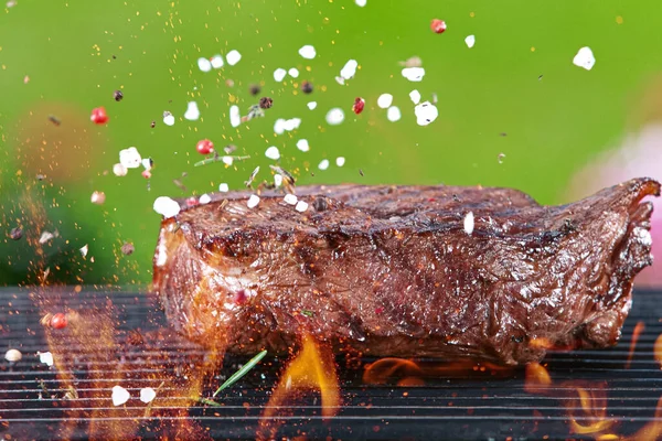 Delicioso bife grelhado em churrasqueira — Fotografia de Stock