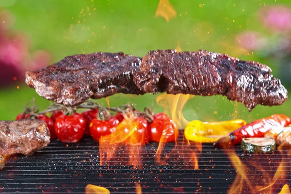 Delicious grilled beef steak on a barbecue grill — Stock Photo, Image