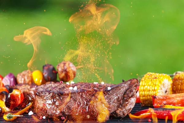 Délicieux steak de bœuf grillé sur un barbecue — Photo