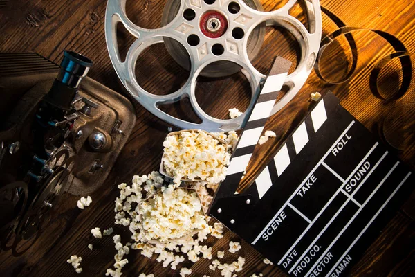 Filmtekercs, vágódeszka és más eszköz mozikoncepciója — Stock Fotó