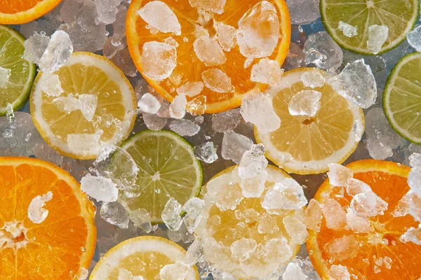 Nakrájené citrusové plody s rozdrceným ledem. — Stock fotografie