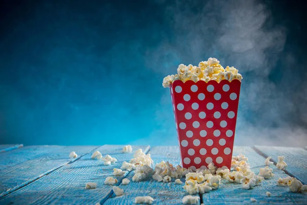 Rode en witte popcorn doos gevuld met popcorn — Stockfoto