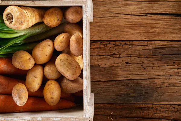 Świeże organiczne warzywa w drewnianym pudełku. — Zdjęcie stockowe