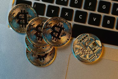 Bitcoin grupları dizüstü bilgisayarın klavyesinde yer alır. Çevrimiçi ödeme teknolojisi