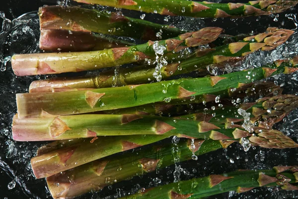 新鲜收获的芦笋坠落，冲撞时溅出水花 — 图库照片