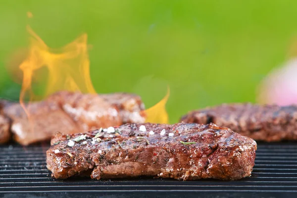 Delicioso bistec a la parrilla en una parrilla de barbacoa —  Fotos de Stock