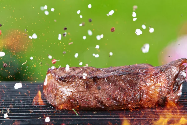 Delicioso bife grelhado em churrasqueira — Fotografia de Stock