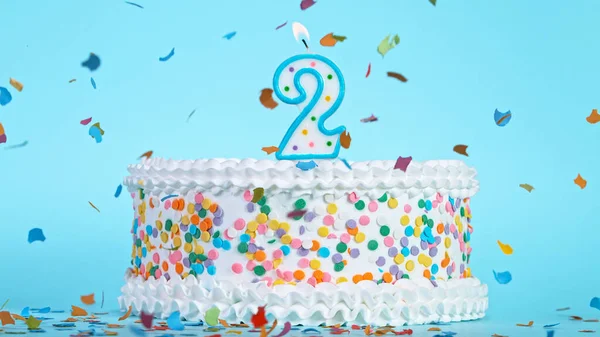 Bolo de aniversário saboroso colorido com velas em forma de número 2. — Fotografia de Stock