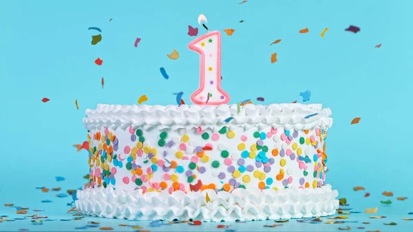Färgglada välsmakande födelsedagstårta med ljus formade som nummer 1. — Stockfoto