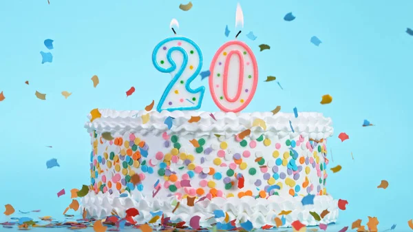 Kolorowe smaczne ciasto urodzinowe ze świeczkami w kształcie liczby 20. — Zdjęcie stockowe