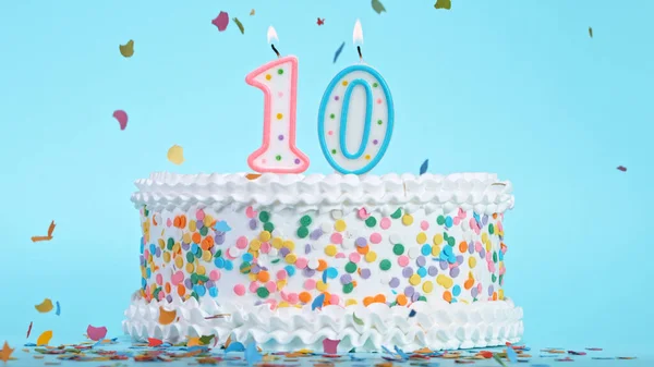 Színes, ízletes szülinapi torta, 10-es szám alakú gyertyákkal.. — Stock Fotó