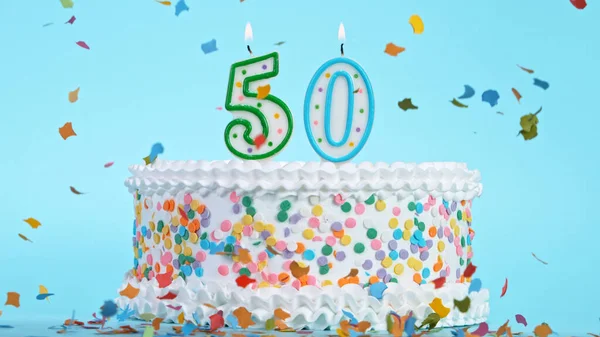 Kolorowe smaczne ciasto urodzinowe ze świeczkami w kształcie cyfry 50. — Zdjęcie stockowe