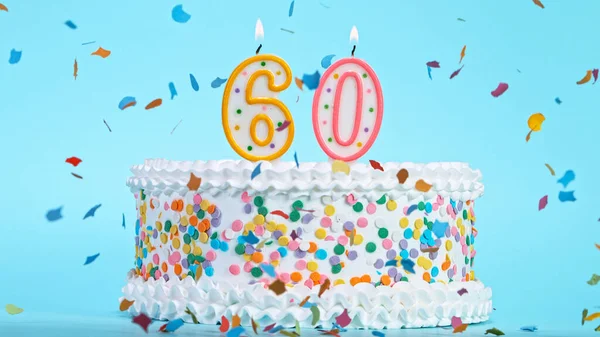 Colorido pastel de cumpleaños sabroso con velas en forma de número 60. —  Fotos de Stock