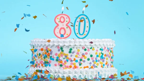 Bolo de aniversário saboroso colorido com velas em forma de número 80. — Fotografia de Stock