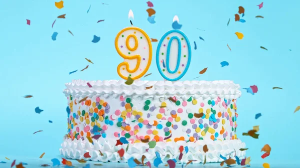 Kolorowe smaczne ciasto urodzinowe ze świeczkami w kształcie cyfry 90. — Zdjęcie stockowe