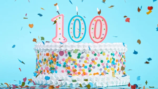 Bolo de aniversário saboroso colorido com velas em forma de número 100. — Fotografia de Stock