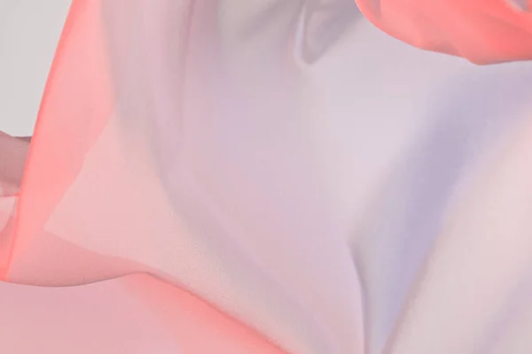 Glatte elegante bunte transparente Tuch auf weißem Hintergrund getrennt. — Stockfoto