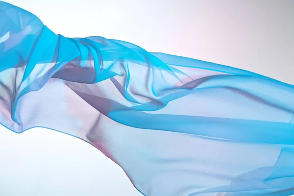 Elegante tessuto trasparente colorato liscio separato su sfondo bianco. — Foto Stock