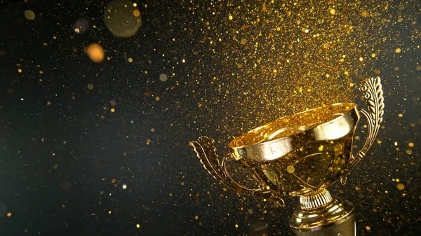 Золотий трофей чемпіона ізольовано на чорному тлі. Концепція успіху та досягнень . — стокове фото