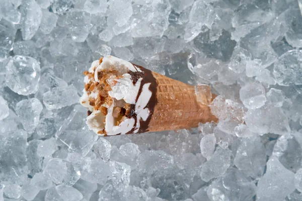 Вкусное мороженое на дробленом льду — стоковое фото