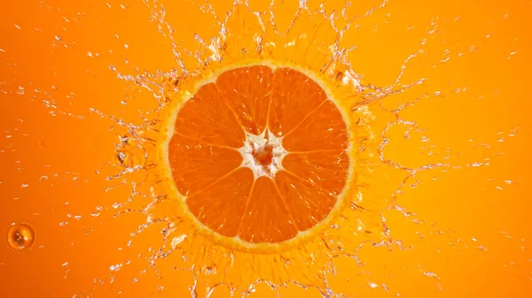 Färsk apelsinskiva faller i stänk vatten stänk — Stockfoto