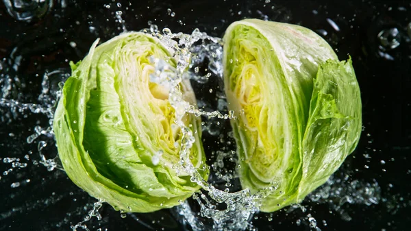 Падіння свіжого зібраного салату, бризки води під час удару — стокове фото