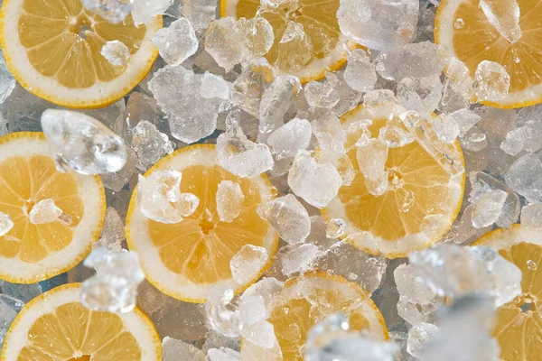 Citrons frais tranchés avec glace concassée. — Photo