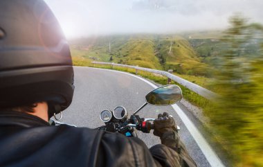 Otobanda motosiklet sürücüsü, gidon manzaralı.