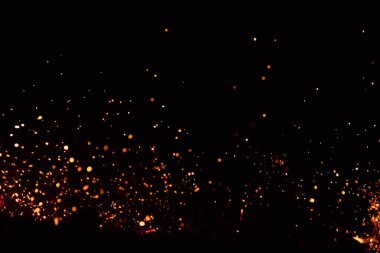 alevler siyah arkaplanda