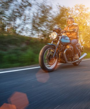 Alp manzarasında motosiklet sürücüsü.