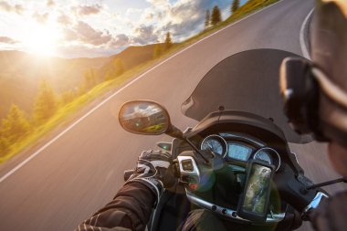 Otobanda motosiklet sürücüsü, gidon manzaralı.