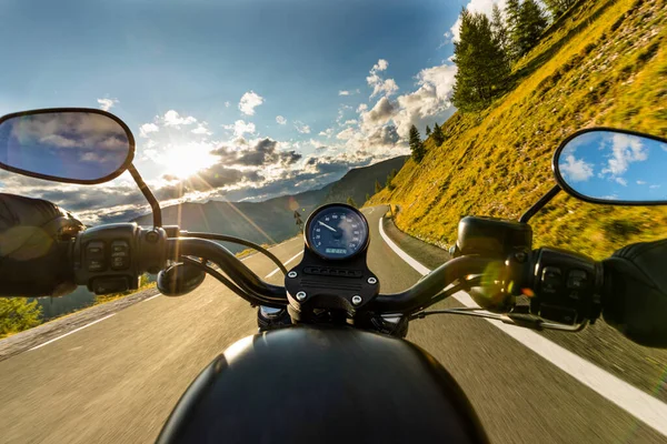 Motorista de motocicleta andando na estrada das montanhas, guiador vista — Fotografia de Stock