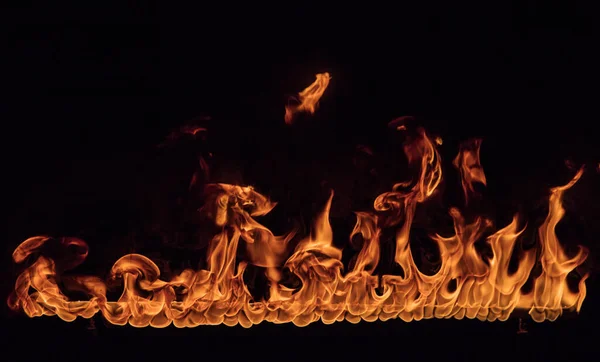 黑色背景的火焰 — 图库照片