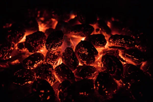 Mattonelle incandescenti di carbone caldo sulla griglia del giardino — Foto Stock