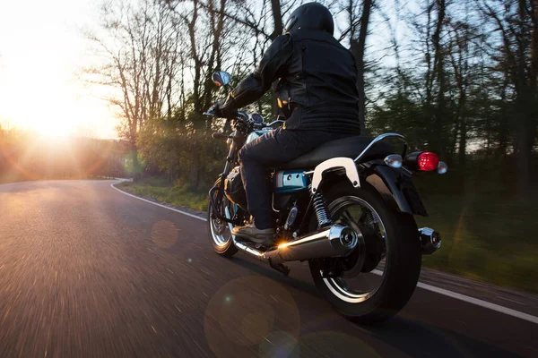 アルパインの風景の中にオートバイの運転手. — ストック写真