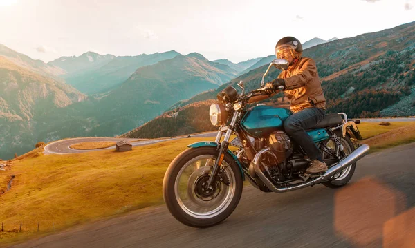 Motorista de moto equitação na paisagem alpina. — Fotografia de Stock