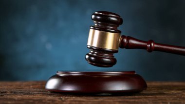 Gavel 'e bir açık artırma ya da mahkemede suçlu kararı verilmesi.