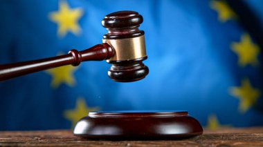 Gavel 'e bir açık artırma ya da mahkemede suçlu kararı verilmesi.