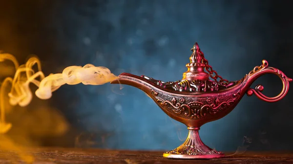 Antique Oriental Aladdin Arabian lamp with Soft Light Smoke. — 스톡 사진