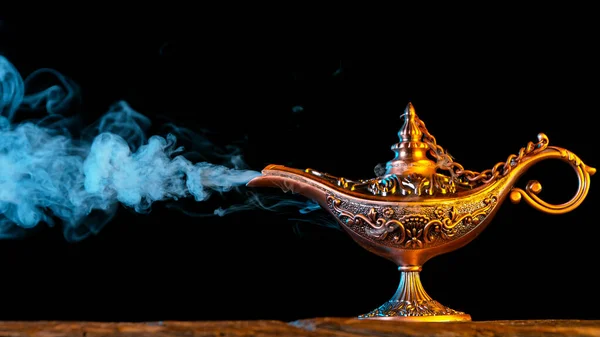 Antigua lámpara árabe oriental Aladdin con humo de luz suave. —  Fotos de Stock