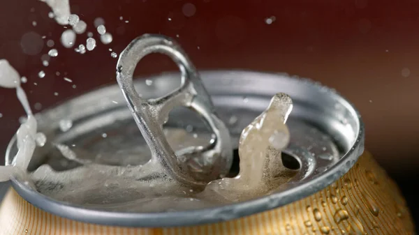 Congelare motivo di aprire una lattina di birra. — Foto Stock