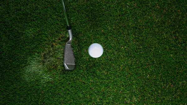 Golf club hitting golf ball on green grass. — Stock Photo, Image