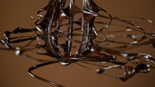 溶かした液体プレミアムダークチョコレートを混ぜるマクロショット. — ストック写真