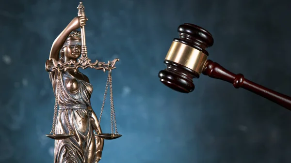 Statue der Gerechtigkeit - Justitia, die römische Göttin der Gerechtigkeit — Stockfoto